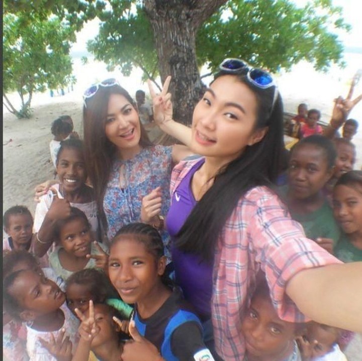 <p>Keceriaan saat berfoto bersama anak-anak. (Foto: Instagram @mariaselena_)</p>