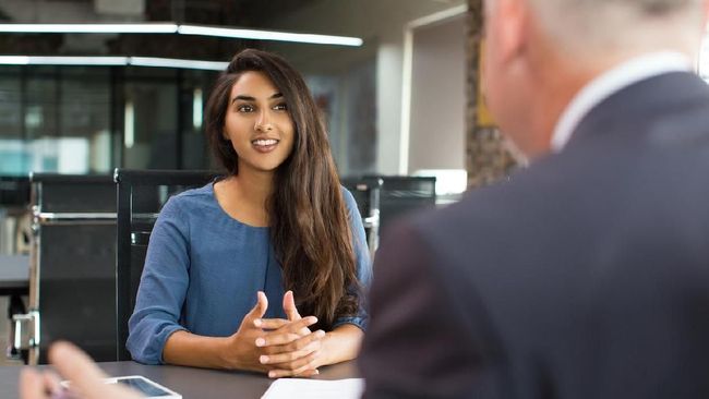 Meski fresh graduate dan minim pengalaman, pelamar kerja bisa tetap tenang dan sukses dalam wawancara kerjanya dengan sejumlah kiat dan persiapan.