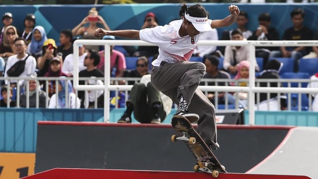 Perak kedua cabang olahraga skateboard untuk Indonesia di Asian Games 2018 diraih Sanggoe Darma Tanjung di nomor street putra.