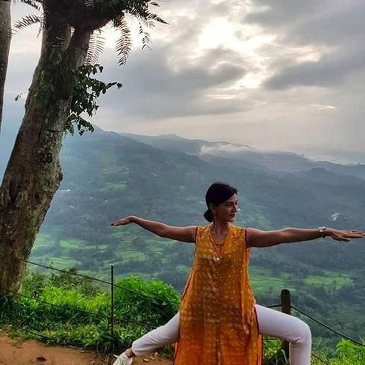 <p>Wanda olahraga yoga untuk menjaga kebugaran tubuhnya. Makanya badannya tetap seksi ya, Bun, meski sudah memiliki banyak anak. (Foto: Instagram @wanda_hamidah) <br /><br /><br /></p>