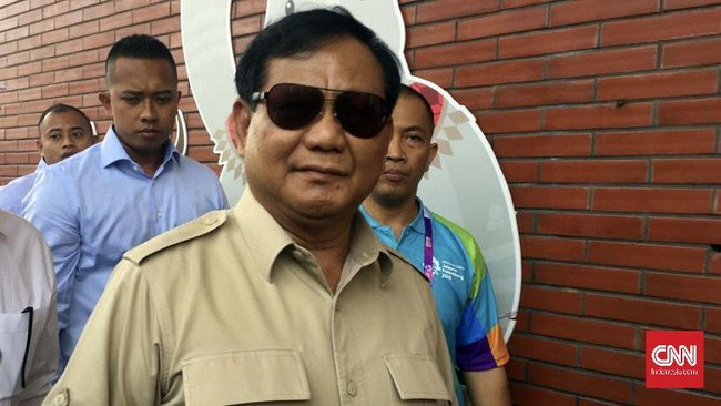 Bakal capres Prabowo Subianto menanggapi santai pantun Farhat Abbas yang memilih Jokowi masuk surga, yang tidak masuk neraka.