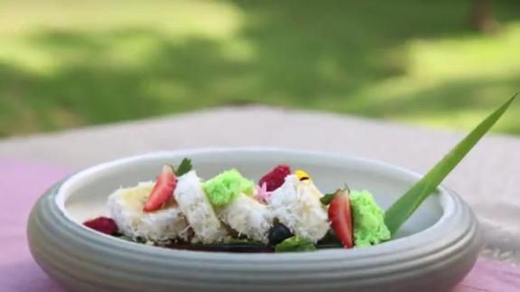 Artis Mona Ratuliu bersama Chef Jun memasak dessert pisang manis khas Bali untuk anak. Hmm, yummy! Anak-anak pasti suka nih, Bun.