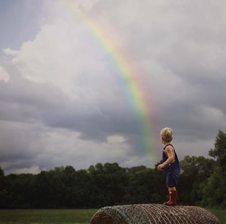 <p>Seorang fotografer dari AS, Danielle Awwad sering mengabadikan momen anak-anaknya saat bermain di alam. Misalnya saat sang anak bermain dan kebetulan ada pelangi seperti ini. (Foto: Instagram @littlefarmphotography)</p>