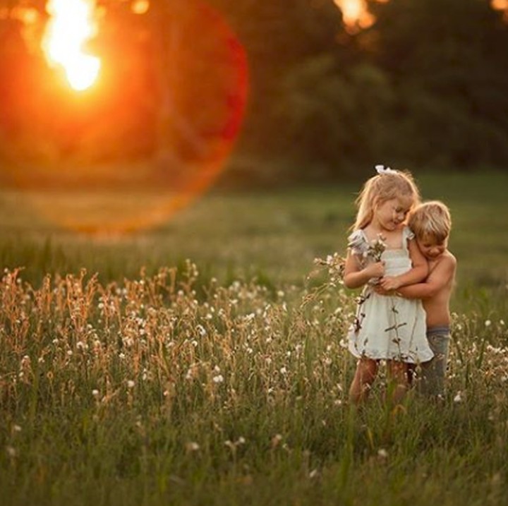 <p>Ketiga anaknya, Allie, SJ dan Jake difoto secara candid oleh Danielle. (Foto: Instagram @littlefarmphotography)</p>