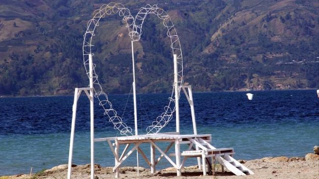 Selain meneduhkan, pohon yang ditanam juga harus bernilai ekonomis agar masyarakat bisa merasakan manfaatnya, seperti Pohon Macademia.