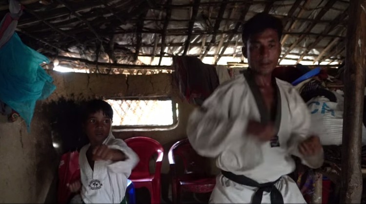 Ini kisah inspiratif tentang seorang ayah yang merupakan pengungsi rohingya dan mengajari putrinya taekwondo. Simak kisahnya yuk.