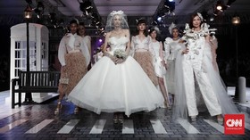 Kala Zebra Cross Berubah Jadi Runway Modis 'Audrey Hepburn'