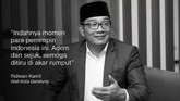 Politik Kesejukan dalam Pelukan Jokowi-Prabowo Dalam momen seusai pengalungan medali emas atlet pencak silat, Jokowi dan Prabowo dipeluk bersama Hanifan Yudani Kusumah yang menurunkan tensi politik.
