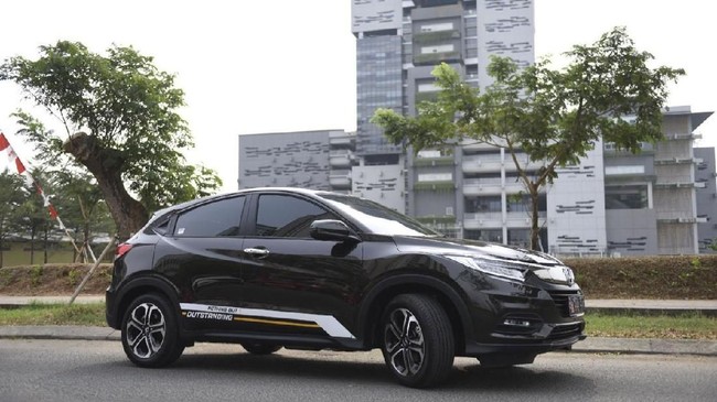 'Kuda hitam' asal China, DFSK Glory 580, jadi kompetitor HR-V dari sisi harga, namun apakah HR-V bisa meninggalkan pesaingnya? Berikut ulasannya.