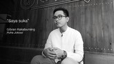 Politik Kesejukan dalam Pelukan Jokowi-Prabowo Dalam momen seusai pengalungan medali emas atlet pencak silat, Jokowi dan Prabowo dipeluk bersama Hanifan Yudani Kusumah yang menurunkan tensi politik.