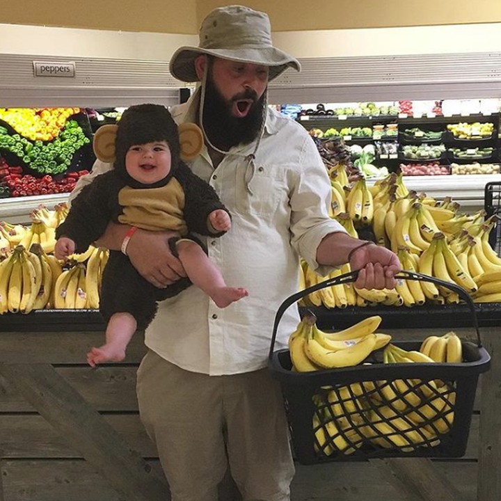 <p>Belanja pisang bersama monyet yang menggemaskan. (Foto: Instagram @sbsolly)</p>