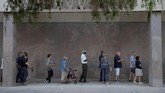 FOTO: Penghormatan Terakhir Buat John McCain Antrean panjang tampak di Capitol Plaza, tempat bersemayam jenazah John McCain, Senator Partai Republik untuk Arizona yang wafat Sabtu (25/8).