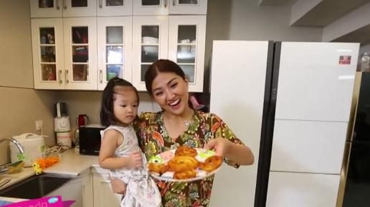 Anak suka makan kentang goreng, Bun? Yuk simak resep kentang goreng enak ala Sarwendah.