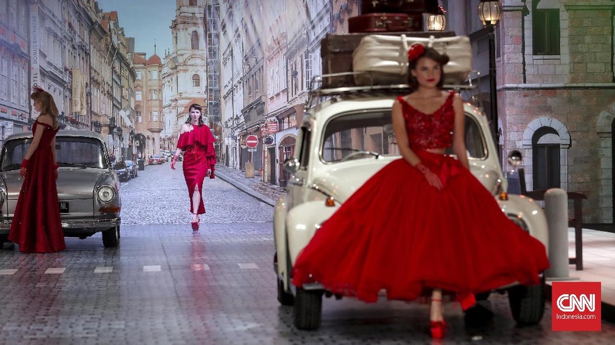 FOTO: Mencari Imaji Audrey Hepburn di Ujung Jalan