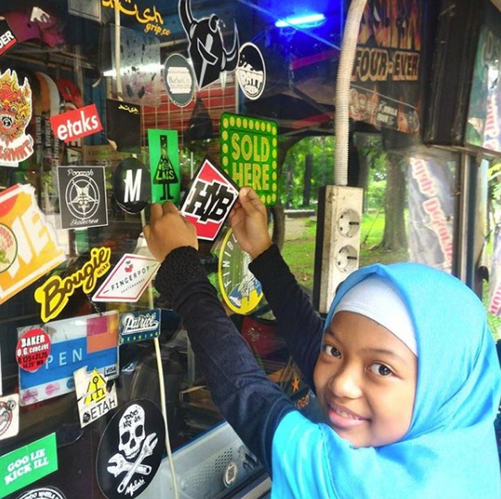 <p>Aksi Nyimas di basecamp klub skateboardnya. Hmm, Nyimas lagi nempelin stiker apa ya? (Foto: Instagram @nyimasbungacinta)</p>