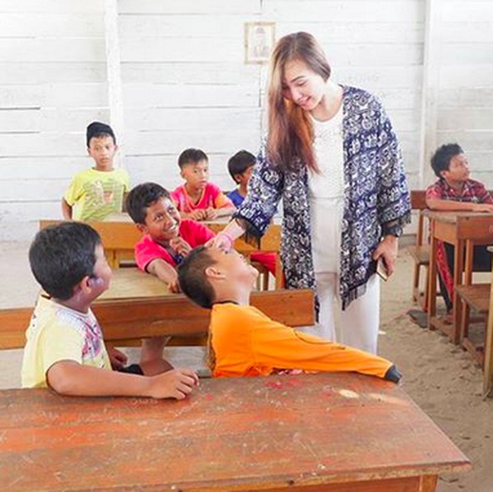 <p>Wah, anak-anak diajari Bu Guru Wita nih. Hmm, anak yang satu ini diapakan sama Wita ya? He-he-he. (Foto: Instagram/ @w2y_wita)  </p>