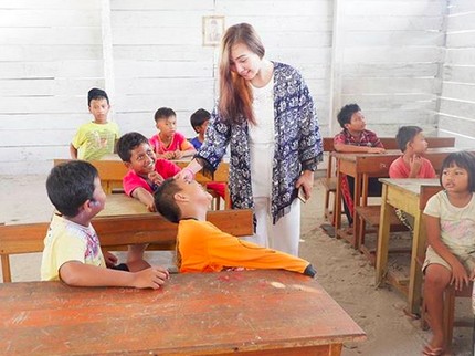 So Sweet! Kebersamaan si Cantik Wewey Wita dengan Anak-anak