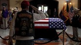 FOTO: Penghormatan Terakhir Buat John McCain Antrean panjang tampak di Capitol Plaza, tempat bersemayam jenazah John McCain, Senator Partai Republik untuk Arizona yang wafat Sabtu (25/8).