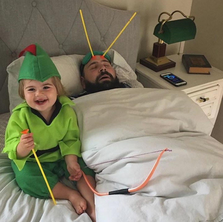 <p>Ada-ada saja. Ayah Sholom nggak kunjung bangun dari tidurnya padahal sudah dipanah oleh Zoe si Robinhood. (Foto: Instagram @sbsolly)</p>