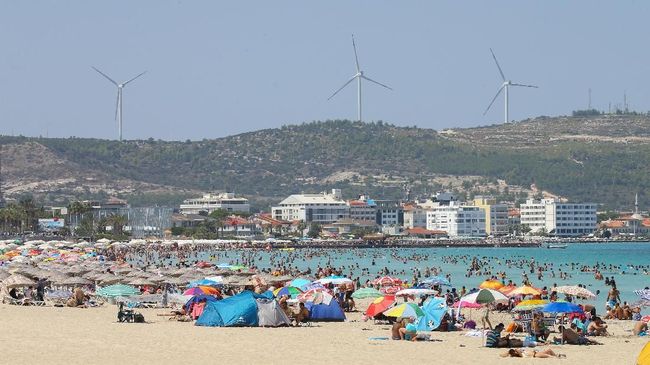 Selain Santorini dan Mykonos, ada beberapa kota di Eropa yang dianugerahi hamparan pantai indah.