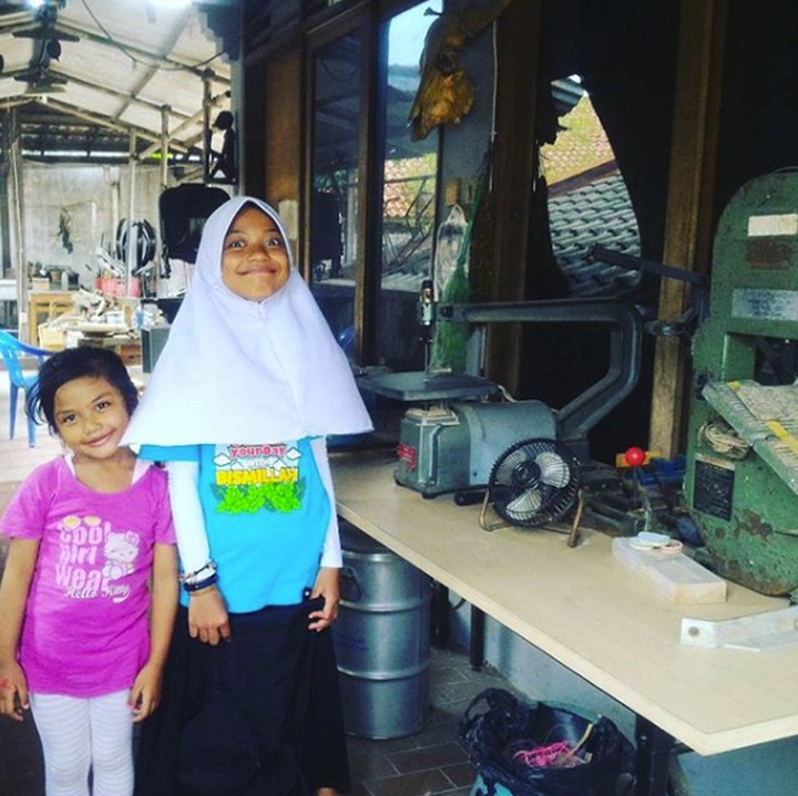 <p>Saat Nyimas mengajak saudara ke sebuah pabrik kacamata. (Foto: Instagram @nyimasbungacinta)</p>