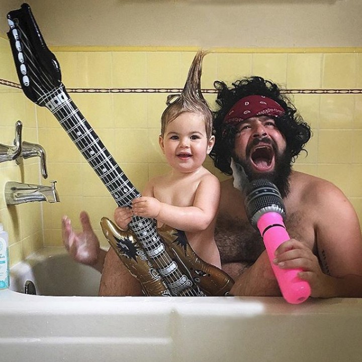 <p>Mumpung lagi keramas, rambut Zoe bisa ditegakkan dan jadi rockstar deh. (Foto: Instagram @sbsolly)</p>