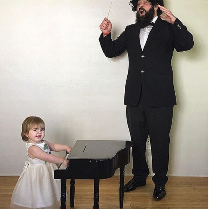 <p>Khusus untuk Zoe, main piano harus dipandu dirigen, Bun. (Foto: Instagram @sbsolly)</p>