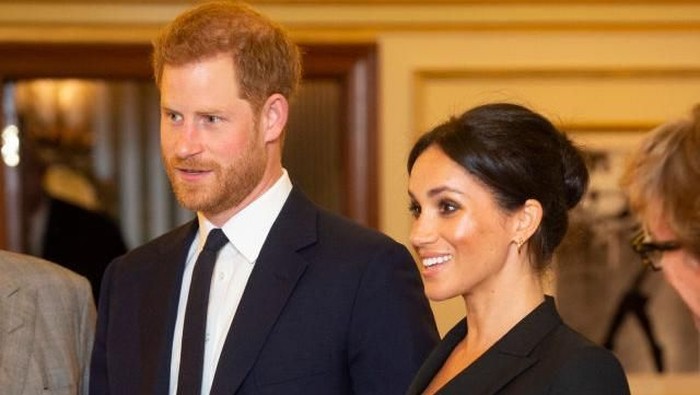 LONDON, ENGLAND - AUGUST 29:  Prince Harry, Duke of Sussex (R) and Meghan, Duchess of Sussex meet the cast and crew of 