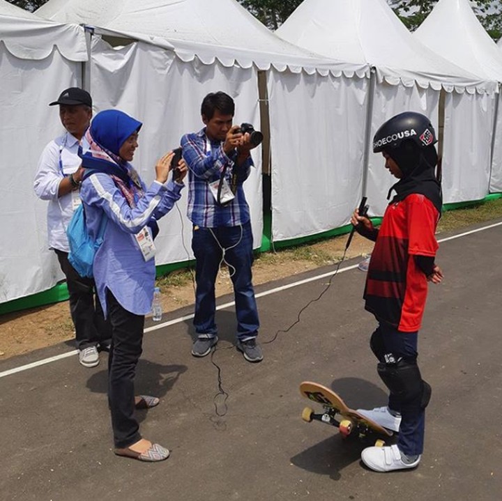 <p>Saat diwawancara oleh rekan media. Sukses terus ya Nyimas! (Foto: Instagram @nyimasbungacinta)</p>