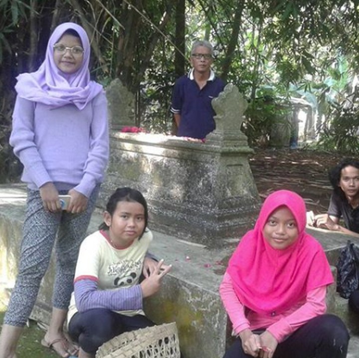 <p>Nyimas dan keluarga ziarah dulu ya ke makam leluhur. Nah, kalau kata Nyimas penting banget untuk seseorang 'know your root' alias mengetahui asal-usul kita. (Foto: Instagram @nyimasbungacinta)</p>