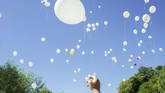 NYALANG: Dilumat Cahaya dan Ribuan Warna Dalam foto-foto unik CNNIndonesia.com pekan ini, ada balon putih untuk mengenang seorang anak dan festival musik orkestra dari militer-militer dunia.