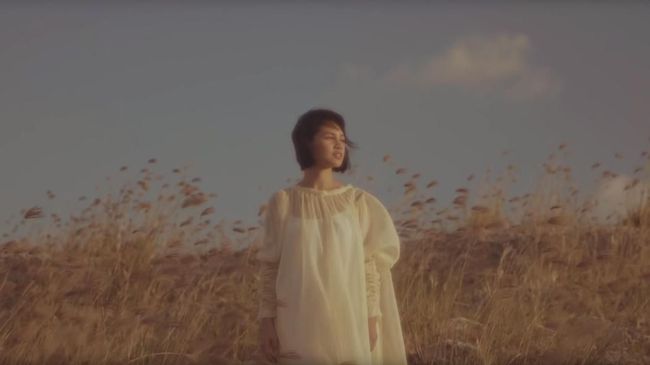 Andien Aisyah mengajak suami dan anaknya untuk berbagi kasih dengan cara sederhana dalam video musik terbaru. 