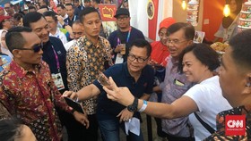Jusuf Kalla Diserbu Pengunjung di Asian Fest