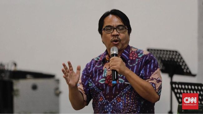 Dosen UI Ade Armando mengonfirmasi kesediaannya debat terbuka dengan Blok Pelajar dengan tema 'Kritik BEM UI Jokowi King Lip of Service' malam ini, Senin (28/6)
