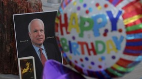 FOTO: Penghormatan Terakhir Buat John McCain