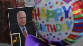 FOTO: Penghormatan Terakhir Buat John McCain