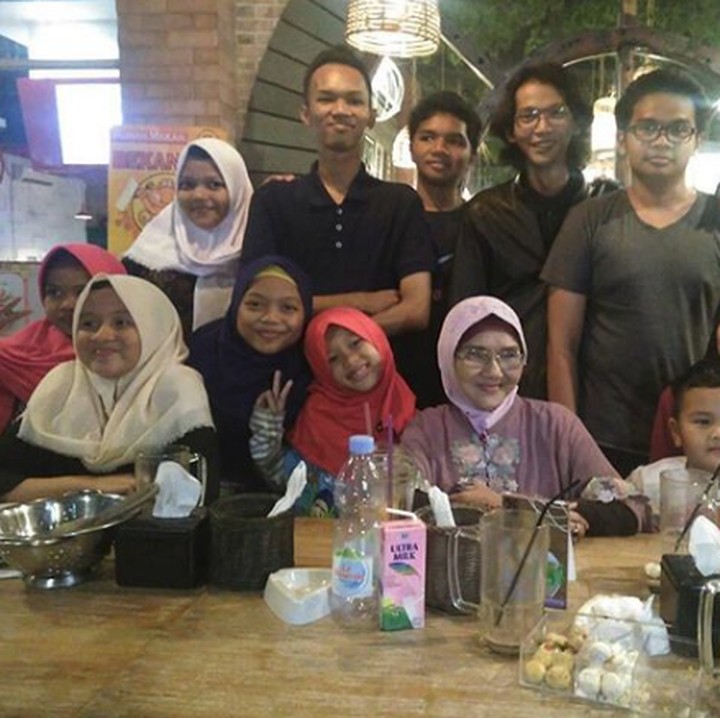 <p>Bersama keluarga besar nih. Wah ramai banget ya. (Foto: Instagram @nyimasbungacinta)</p>