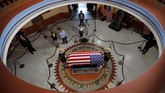 FOTO: Penghormatan Terakhir Buat John McCain Antrean panjang tampak di Capitol Plaza, tempat bersemayam jenazah John McCain, Senator Partai Republik untuk Arizona yang wafat Sabtu (25/8).