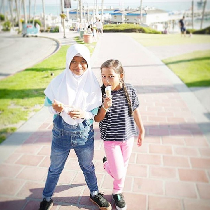 <p>Nyimas Bunga bersama atlet termuda di Asian Games, Novvery Aliqqa yang berusia sembilan tahun. (Foto: Instagram @nyimasbungacinta)</p>