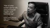 Politik Kesejukan dalam Pelukan Jokowi-Prabowo Dalam momen seusai pengalungan medali emas atlet pencak silat, Jokowi dan Prabowo dipeluk bersama Hanifan Yudani Kusumah yang menurunkan tensi politik.