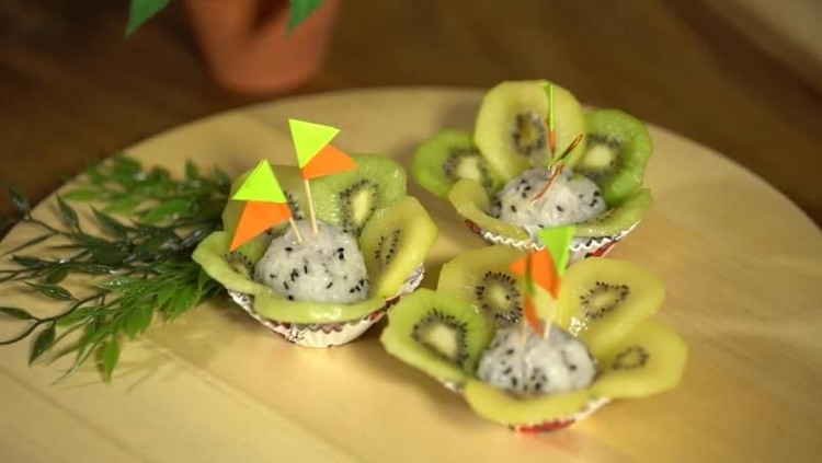 Buah kiwi diyakini bisa mencegah demam lho. Yuk bikin camilan kiwi sticky rice, Bun.