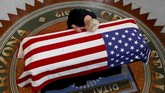 FOTO: Penghormatan Terakhir Buat John McCain Antrean panjang tampak di Capitol Plaza, tempat bersemayam jenazah John McCain, Senator Partai Republik untuk Arizona yang wafat Sabtu (25/8).