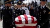 FOTO: Penghormatan Terakhir Buat John McCain Antrean panjang tampak di Capitol Plaza, tempat bersemayam jenazah John McCain, Senator Partai Republik untuk Arizona yang wafat Sabtu (25/8).
