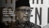 Politik Kesejukan dalam Pelukan Jokowi-Prabowo Dalam momen seusai pengalungan medali emas atlet pencak silat, Jokowi dan Prabowo dipeluk bersama Hanifan Yudani Kusumah yang menurunkan tensi politik.
