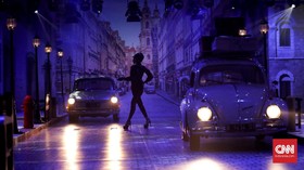 FOTO: Mencari Imaji Audrey Hepburn di Ujung Jalan