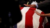 FOTO: Penghormatan Terakhir Buat John McCain Antrean panjang tampak di Capitol Plaza, tempat bersemayam jenazah John McCain, Senator Partai Republik untuk Arizona yang wafat Sabtu (25/8).