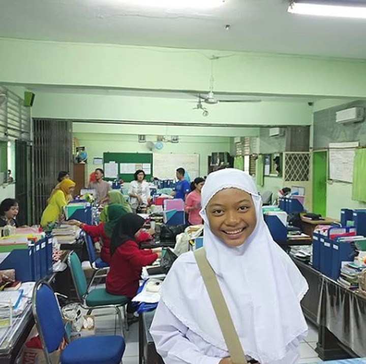 <p>Nyimas menyempatkan bersilaturahmi dengan para guru di sekolahnya, SMPN 20 Jakarta Timur. (Foto: Instagram @nyimasbungacinta)</p>