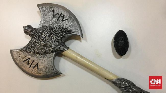 Rumah masa kecil Wiro Sableng diinspirasi dari budaya Baduy, busananya memakai kain tradisional Indonesia dan kapak 212 didesain dengan corak tempaan keris.