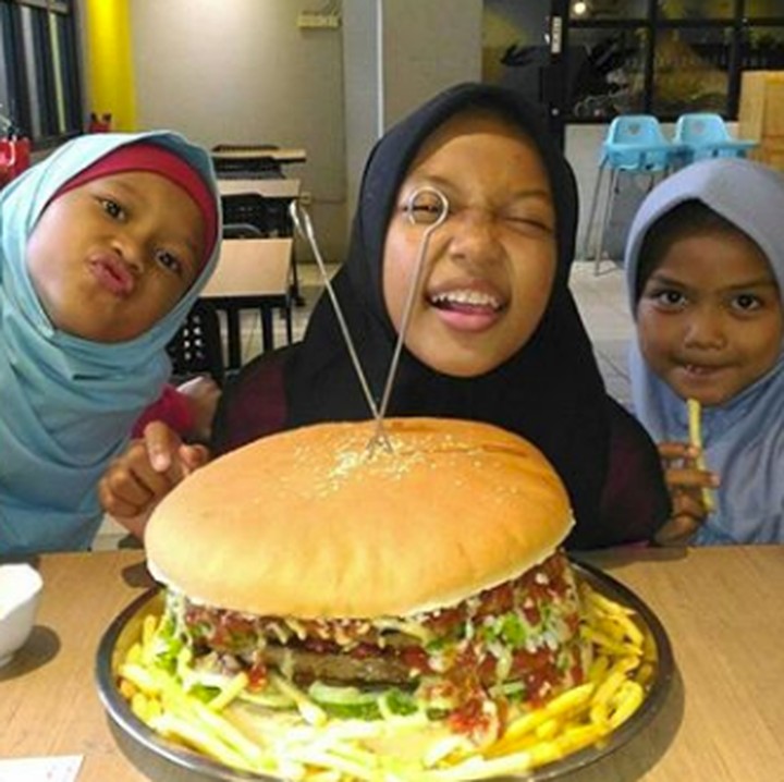 <p>Di sela-sela kesibukannya berlatih, Nyimas selalu menyempatkan diri kumpul bareng saudaranya. (Foto: Instagram @nyimasbungacinta)</p>