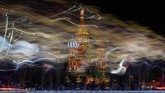 NYALANG: Dilumat Cahaya dan Ribuan Warna Dalam foto-foto unik CNNIndonesia.com pekan ini, ada balon putih untuk mengenang seorang anak dan festival musik orkestra dari militer-militer dunia.